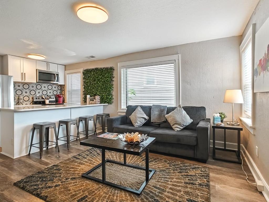 Heart Of Westport 1Br Villa Канзас Сити Екстериор снимка