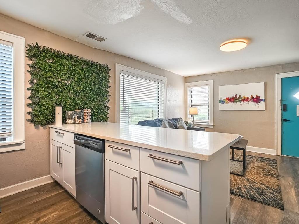 Heart Of Westport 1Br Villa Канзас Сити Екстериор снимка